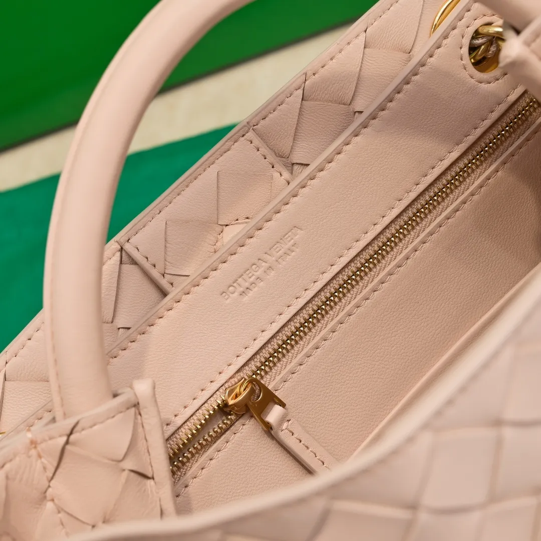 Batch 1960 BOTTEGA VENETA 2024 spring and summer new small ANDIAMO chain bag is also available! 🔥🔥I believe many friends have been waiting for a long time. The metallic chain adds a touch of sophistication to the original softness and elegance of Andiamo. The collision of classic craftsmanship and elegance creates a different kind of beauty. Style number: 6008 Size: 25*22*10.5cm
